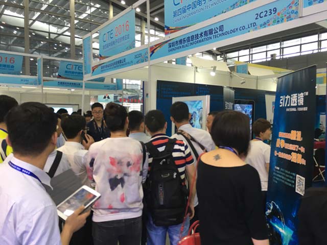 “引力透镜”顺应CITE 2016“创新、智能、融合”主题，以全新视觉体验及趣味化AR增强现实互动内容引起参展观众的驻足围观