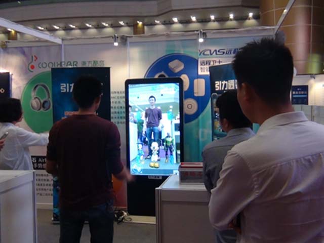 “引力透镜”体感游戏让玩家实现隔空手势操作，同时真人影像与游戏场景叠加互动